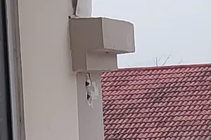 Lan can inox rơi xuống sân trường, 3 nữ sinh bị thương