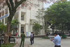 Một học sinh bị chấn thương sọ não do lan can rơi xuống sân trường