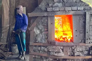 Làng rèn vẫn “đỏ lửa” dưới thời tiết nắng nóng