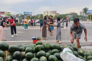 Xe tải chở dưa hấu gặp nạn, người dân chung tay “giải cứu”