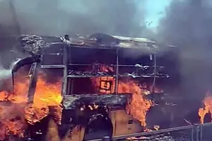 Xe khách cháy ngùn ngụt trên cao tốc Mai Sơn - Quốc lộ 45