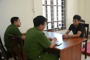 Cơ quan Công an lấy lời khai của Nguyễn Khắc Nhật. Ảnh: CÔNG AN NGHỆ AN