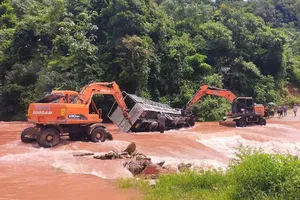 Nghệ An: Mưa lớn gây sạt lở, chia cắt tại xã miền núi Na Loi