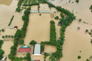 Vùng lũ Nghệ An: Nắng lên, nhưng nhiều nơi vẫn ngập nặng