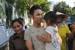 Bị cáo trong vụ án “gà lôi trắng” vui mừng khi được trở về nhà