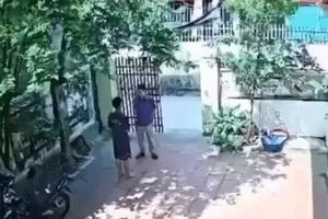 Hình ảnh thầy T. đến nhà, gọi học sinh ra và tát vào mặt. Ảnh cắt từ clip