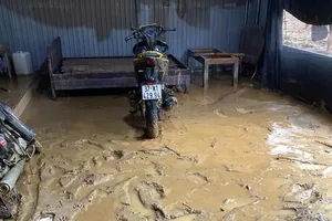 Lũ quét bất ngờ tràn về bản miền núi ở Nghệ An