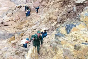 Vượt hiểm nguy đưa lương thực vào bản bị cô lập do lũ