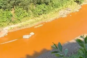 Nghệ An: Nước suối Nậm Huống bất ngờ đổi màu đỏ quạch