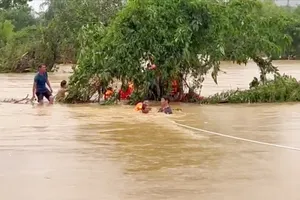 Cứu 6 người trong một gia đình thoát khỏi dòng lũ dữ