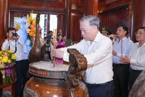 Tổng Bí thư Tô Lâm dâng hương tưởng niệm Chủ tịch Hồ Chí Minh tại Nghệ An