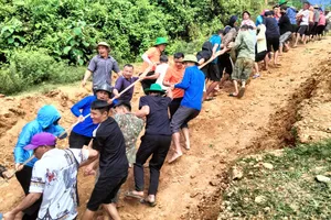 Nghệ An: Nỗ lực thông đường, chuyển hàng hóa vào các bản bị cô lập ở xã Nga My