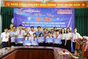 Báo SGGP và và Tập đoàn GrowMax trao học bổng cho học sinh khó khăn vùng bão lũ Nghệ An