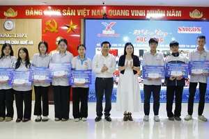 Báo Sài Gòn Giải Phóng và Tập đoàn GrowMax tiếp tục hỗ trợ, chăm lo học sinh hoàn cảnh khó khăn tại Nghệ An