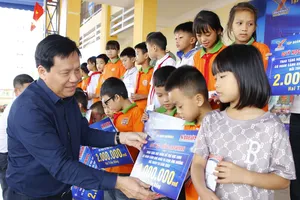 Báo Sài Gòn Giải Phóng và Tập đoàn GrowMax hỗ trợ học sinh vùng lũ lụt ở Thanh Hóa 