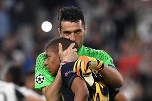 布馮像一位父親一樣安慰姆巴佩。（圖片來源：互聯網）