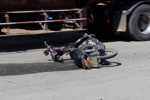 阮永康遭事故後遺留的摩托車。（圖片來源：勞動者報/G.Minh）