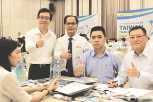 唐明輝主任(左二)與本市台灣商會會長鄭文忠(左三)參觀某醫療保健產品。（圖片來源：馨兒）