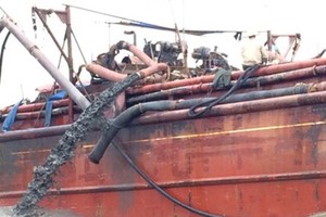 在清化和乂安兩省之間海域排放廢棄泥漿的船。（圖片來源：慶中）