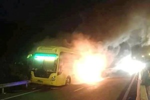 突然自燃的臥鋪客車。（圖片來源：SGGPO）