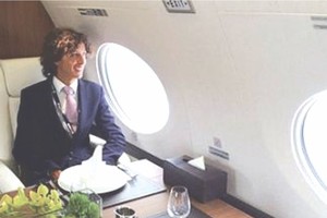 曼特拉斯試乘飛機。（圖片來源：互聯網）