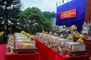 12具烈士骸骨追悼及安葬儀式。（圖片來源：互聯網）