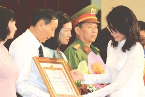 市人委會副主席阮氏秋向各典範頒予獎狀。（圖片來源：互聯網）