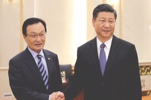 韓國總統特使、前國務總理李海瓚（左）同中國國家主席習近平握手合影。（圖片來源：互聯網）