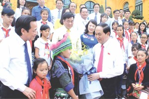 國家主席陳大光親切慰問優秀生代表。（圖片來源：互聯網）