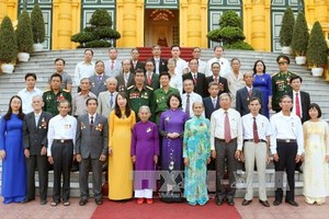 國家副主席鄧氏玉盛與各位代表合照。（圖片來源：越南通訊社/尹晉）