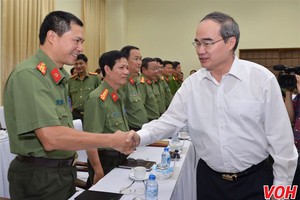 阮善仁同志看望市公安黨委。（圖片來源：VOH Online）