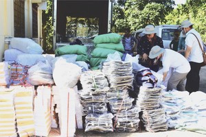 慈善團準備向窮人贈送禮物。（圖片來源：仁建）