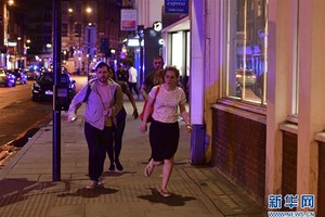 民眾慌亂逃離爆炸現場。（圖片來源：新華網）