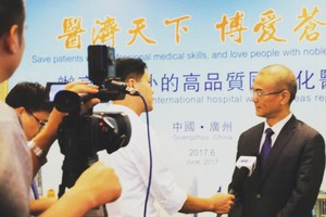 媒體採訪廣州現代腫瘤醫院總經理涂孝明。（圖片來源：東風）
