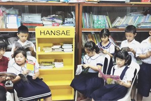 潁川學校的老師和學生在閱讀新書。（圖片來源：心雨）