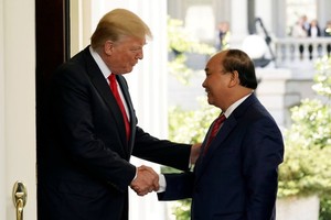 特朗普總統在門口迎接阮春福總理。（圖片來源：Reuters）