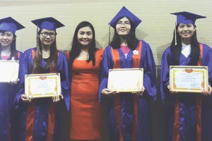 阮氏瓊雲主任頒獎狀給優秀生。（圖片來源：海韻）