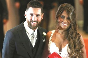 梅西與妻子安東內拉合影。（圖片來源：互聯網）