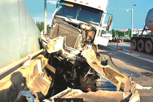 集裝箱車撞飛分隔欄。（圖片來源：互聯網）