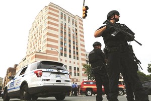 警察在醫院外警戒。（圖片來源：互聯網）