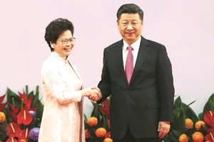 宣誓完畢，中國國家主席習近平與林鄭月娥握手。（圖片來源：互聯網）