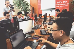 網絡安全人員在修復電腦機的漏洞。（圖片來源：互聯網）