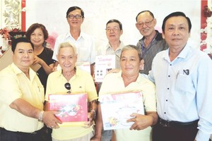 胡百全理事長(右一)和丁文森副理事長(左一) 向中獎者頒獎。（圖片來源：仁建）