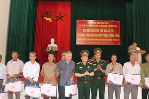 吳春歷大將看望河南榮軍及優撫家庭。（圖片來源：人民報電子版）