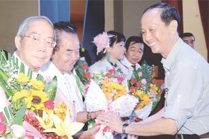 第五郡文化中心主任陳耀枝向各老師贈送鮮花。（圖片來源：仁建）