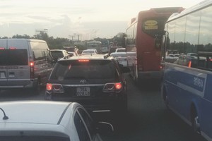 隆城-油曳高速公路堵車。（圖片來源：互聯網）