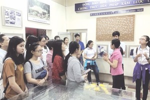 學生參觀華人革命傳統室。（圖片來源：仁建）