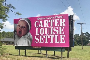 廣告牌慶祝女嬰的誕生。（圖片來源：互聯網）