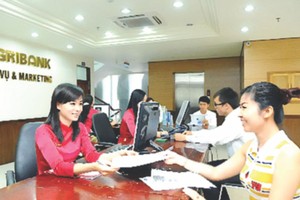 民眾在銀行進行交易。（圖片來源：互聯網）