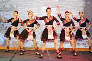 來自廣西的少女表演民族舞蹈。（圖片來源：仁建）